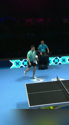 今天梁靖崑比完没摸球台，还好。
但是他向观众席挥手再见的样子看得人好难受，千万千