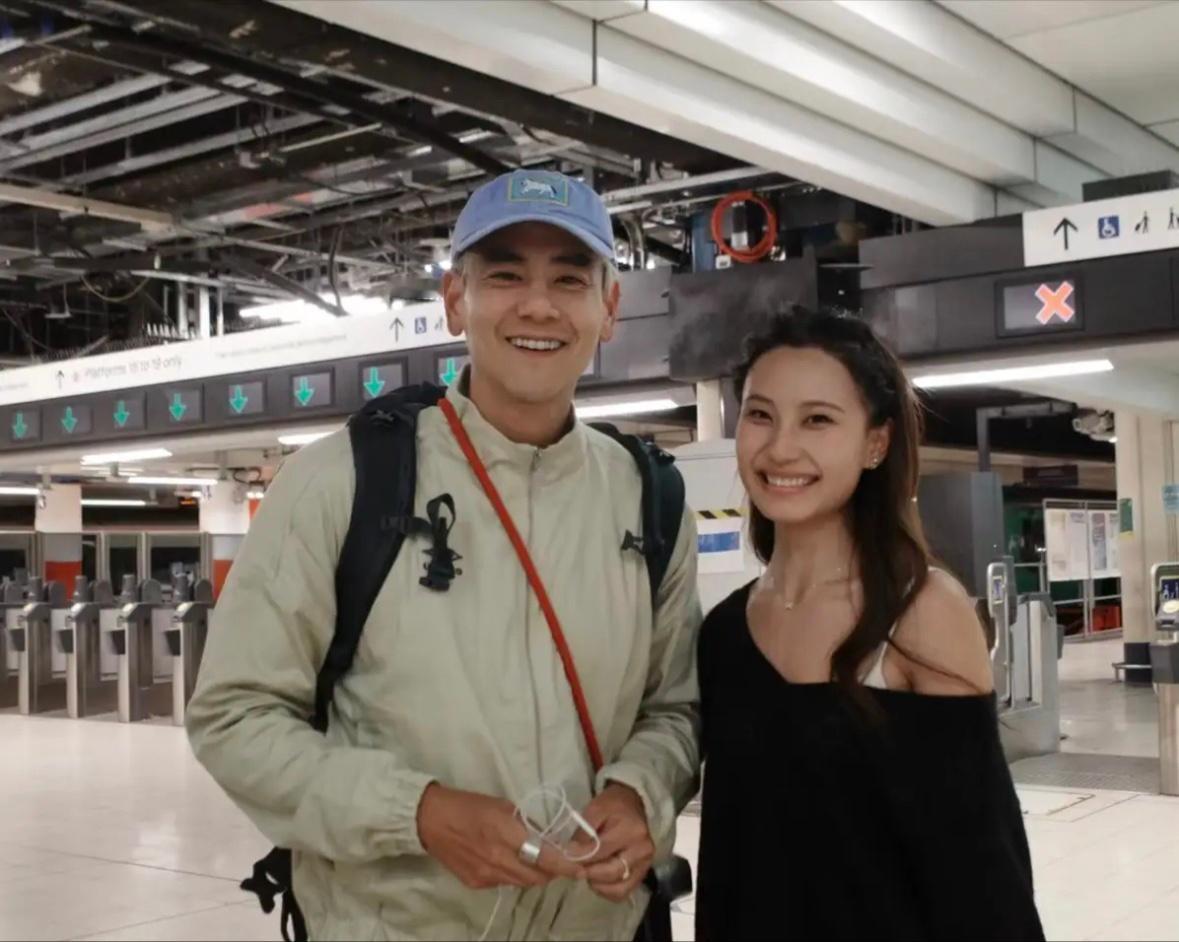 44岁彭于晏在英国伦敦坐地铁被偶遇，他当天的穿搭好时尚，背着双肩包，身材又高又瘦
