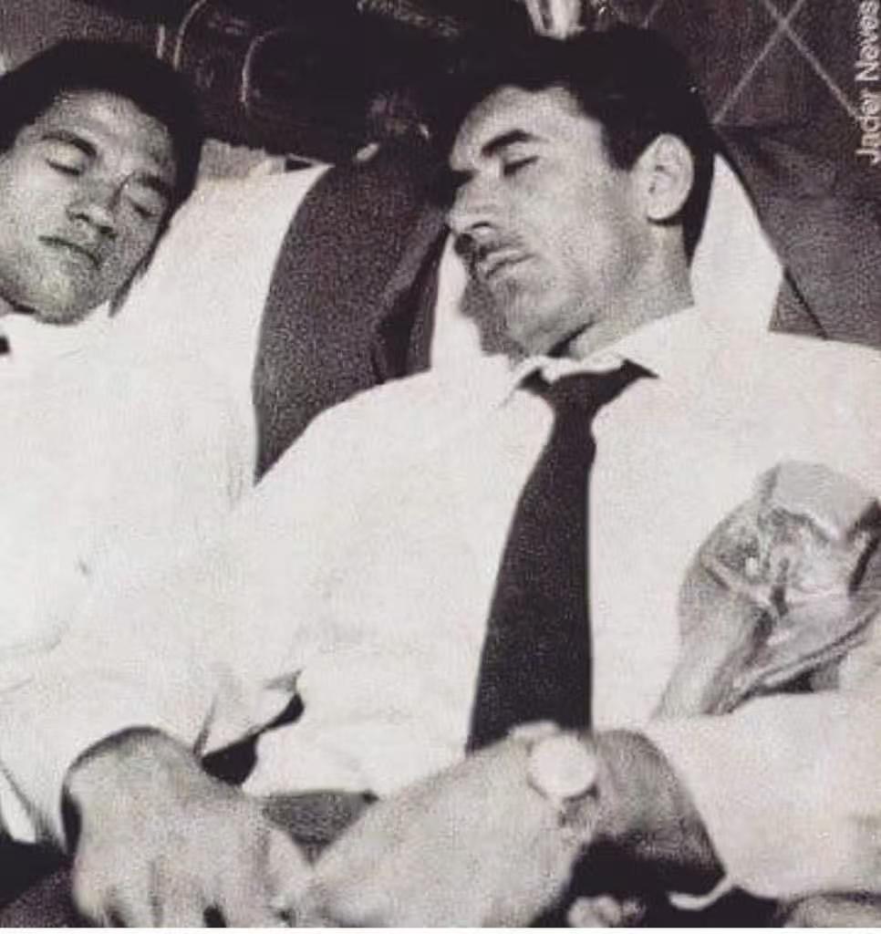 【来自投稿】1962年，与雷米特杯(世界杯冠军奖杯)合照的巴西足球运动员加林查与