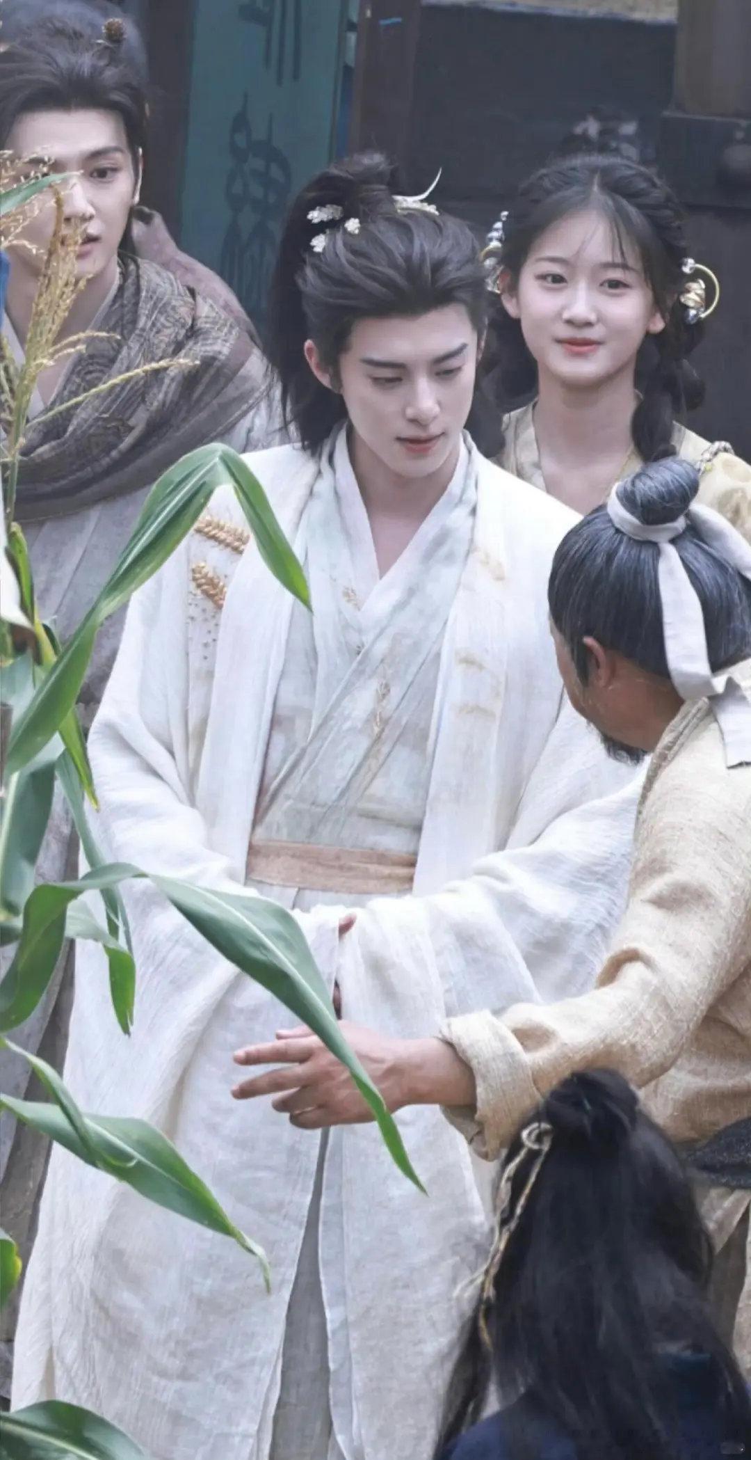 王鹤棣麦穗素衣造型王鹤棣咸鱼飞升麦穗素衣造型王鹤棣《咸鱼飞升》麦穗素衣造型，比深