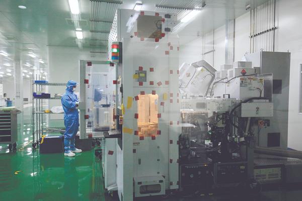 美企无耻+家贼难防！新加坡联合早报今日报道：“中国半导体设备龙头屹唐半导体起诉了
