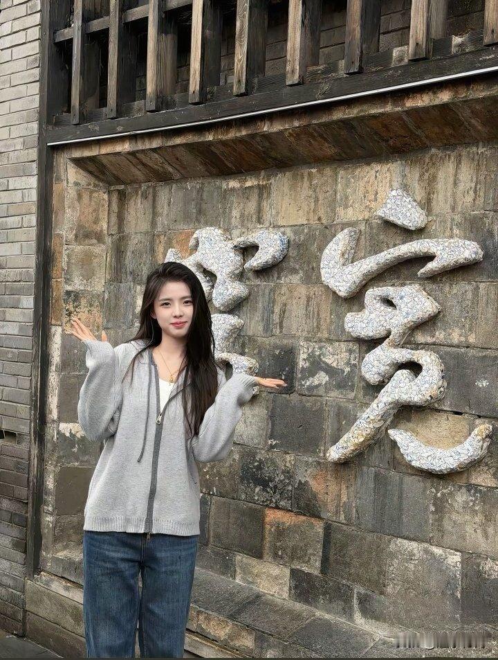 成都是一座既有烟火气又有历史沉淀的城市。
白天可以感受三星堆文化和都江堰历史，晚