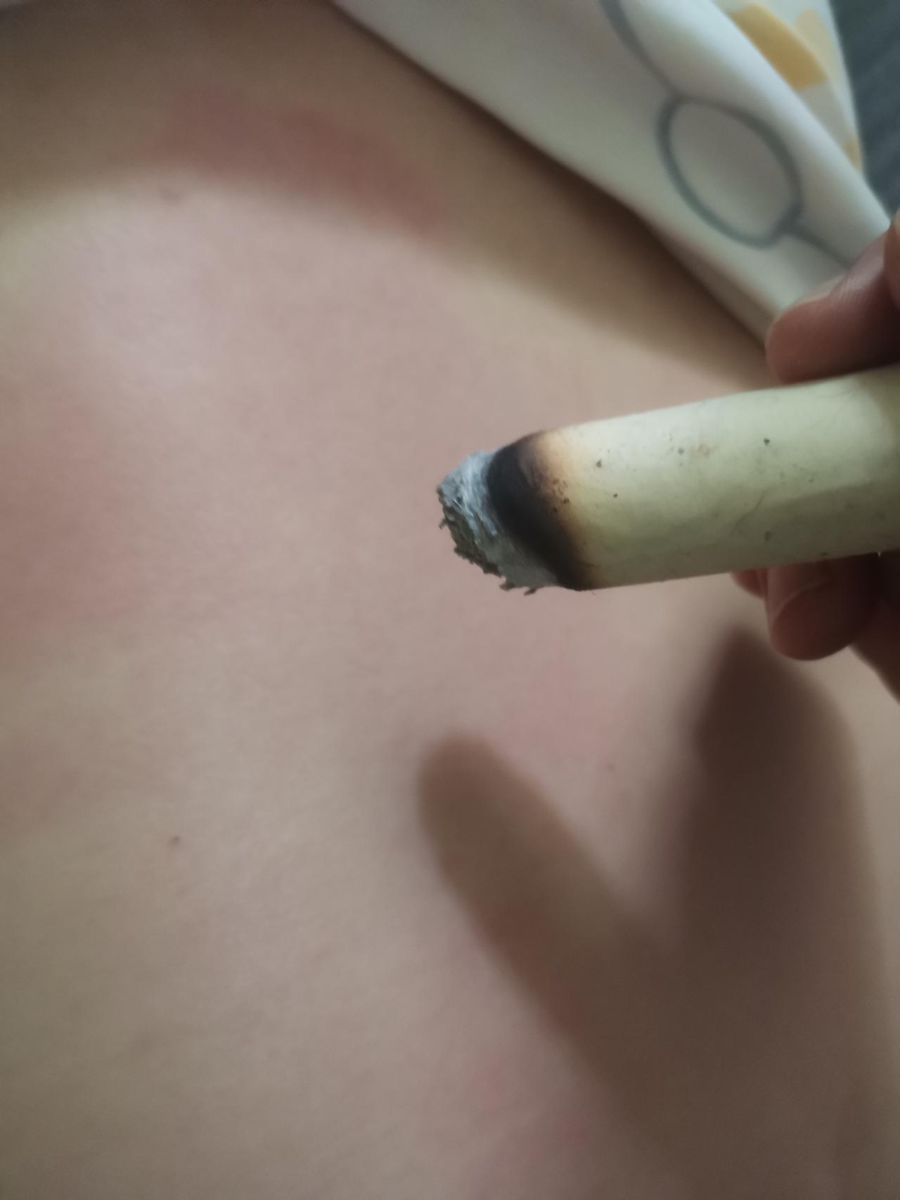 今天去拜访一个医院退休了的中医，偶尔也有三两个人找过来。
    他的鸡内金是他