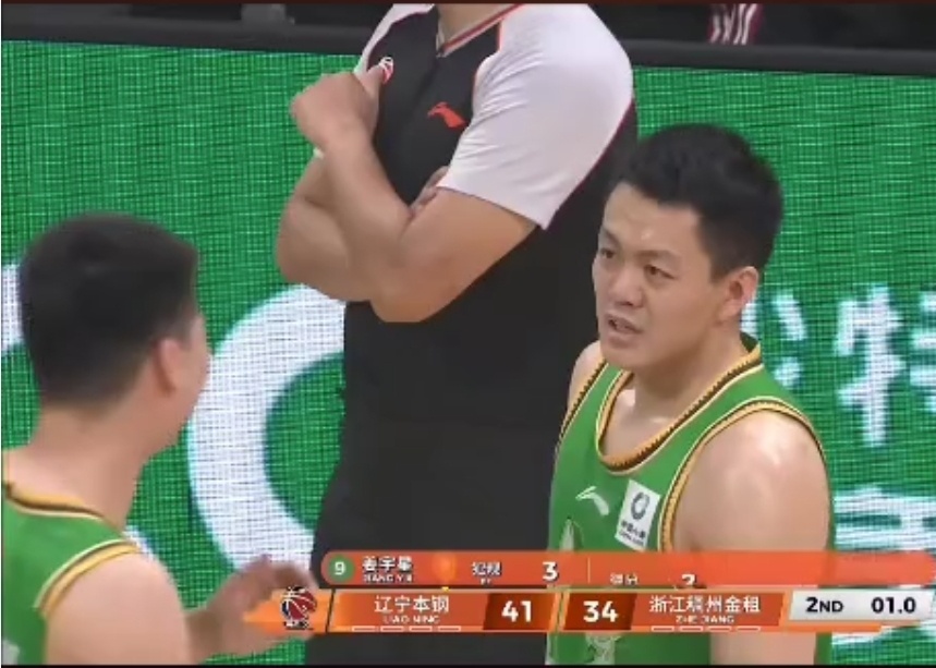 辽篮球迷，要么咱们也学广东宏远男篮给裁判送个茶呢？裁判主场都一直明显吹偏哨。剩他