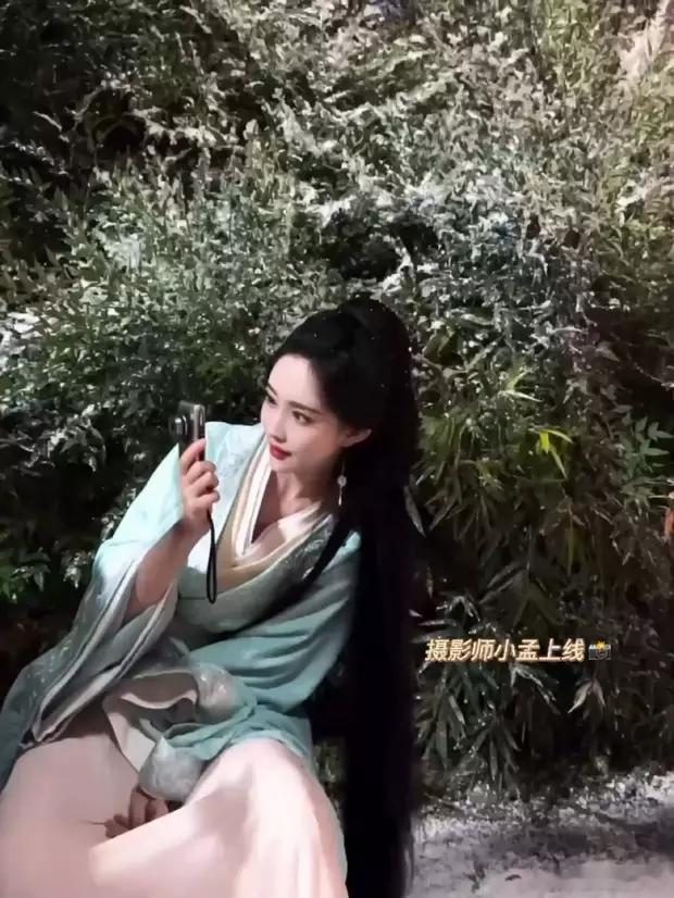 孟子义身穿白色戏服，气质斐然。 ​​​