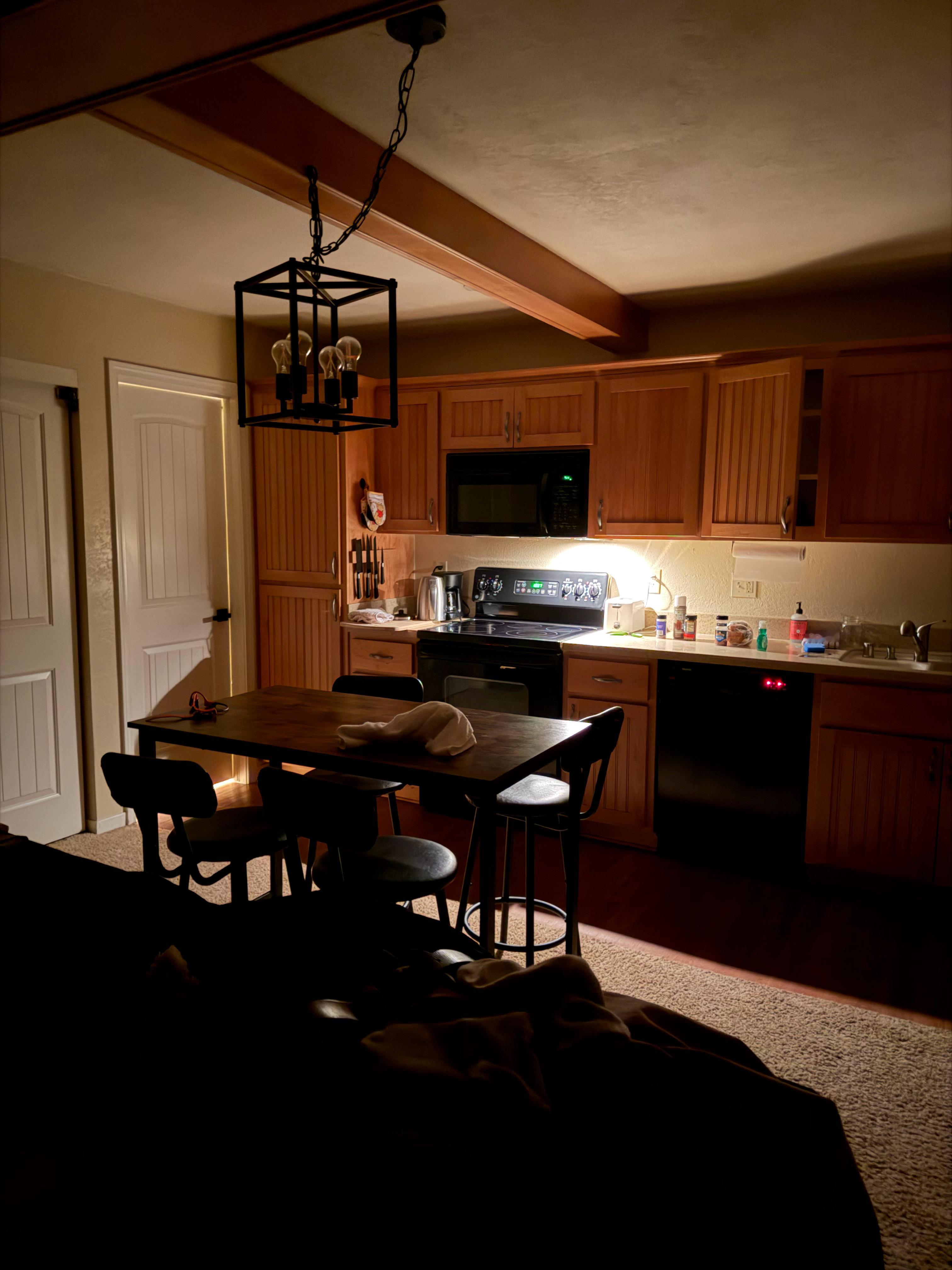 预算有限，小乔睡卧室，我只能睡厨房了，但我还真挺喜欢这感觉的像狗窝一样，特有安全