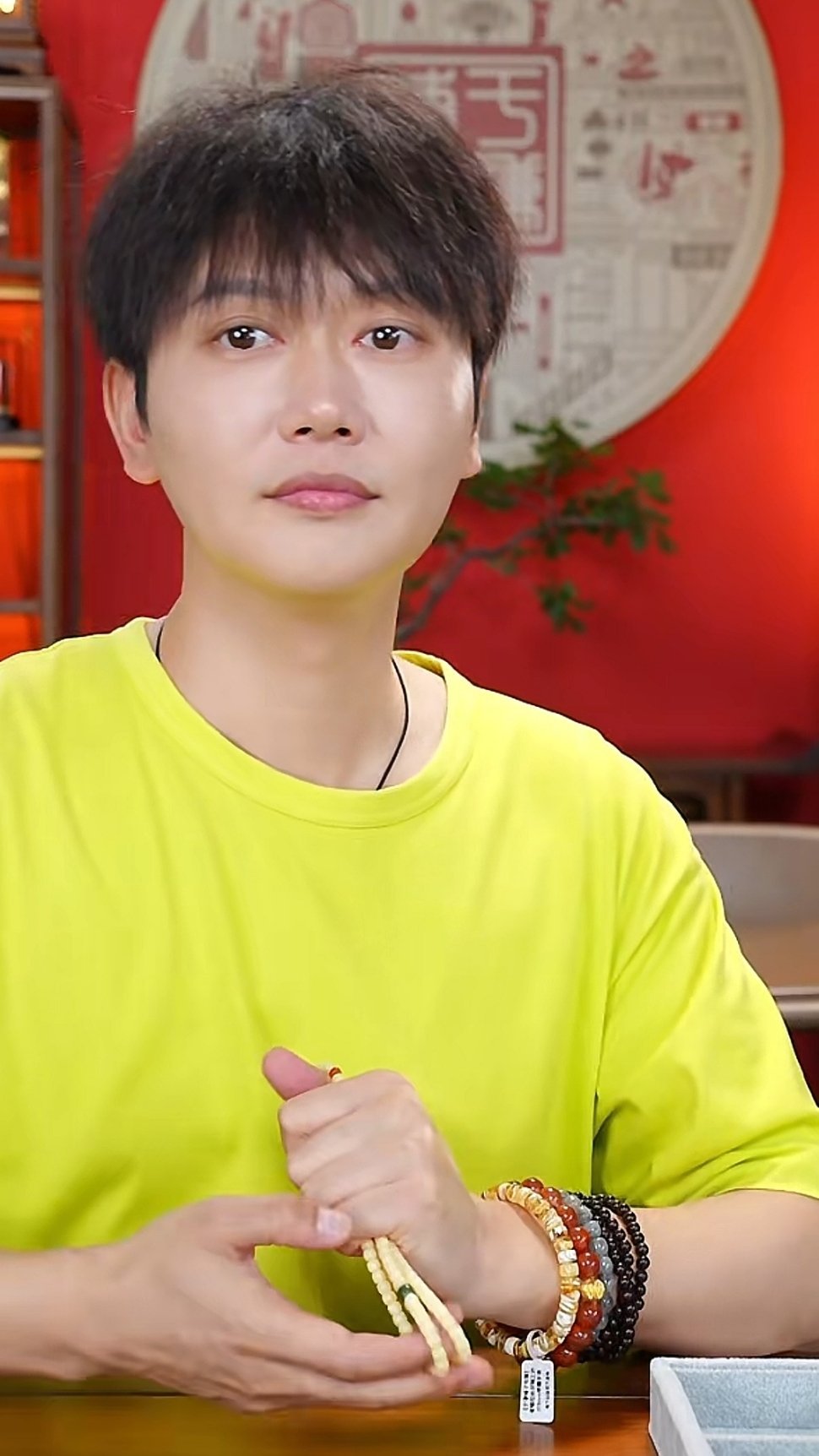 于谦铺子直播间孟鹤堂在哦孟哥咋形容呢，真帅！ 