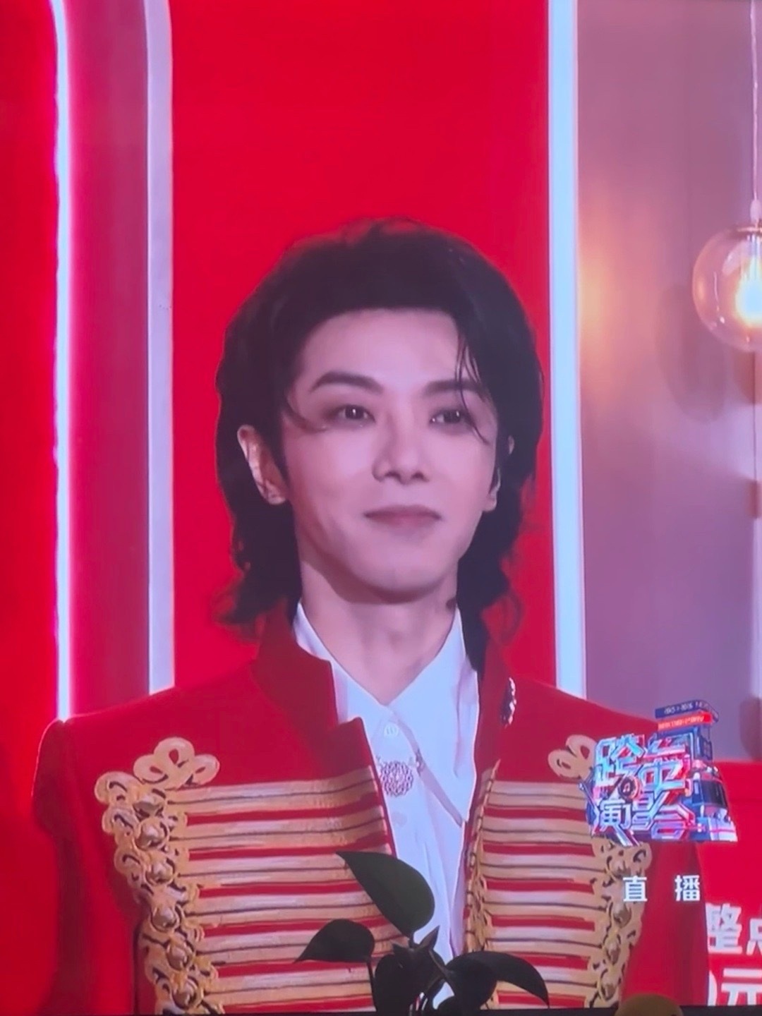 华晨宇 日出版向阳而生 谢谢华晨宇，写出《向阳生生》这样的歌。它像一束稳定而温暖