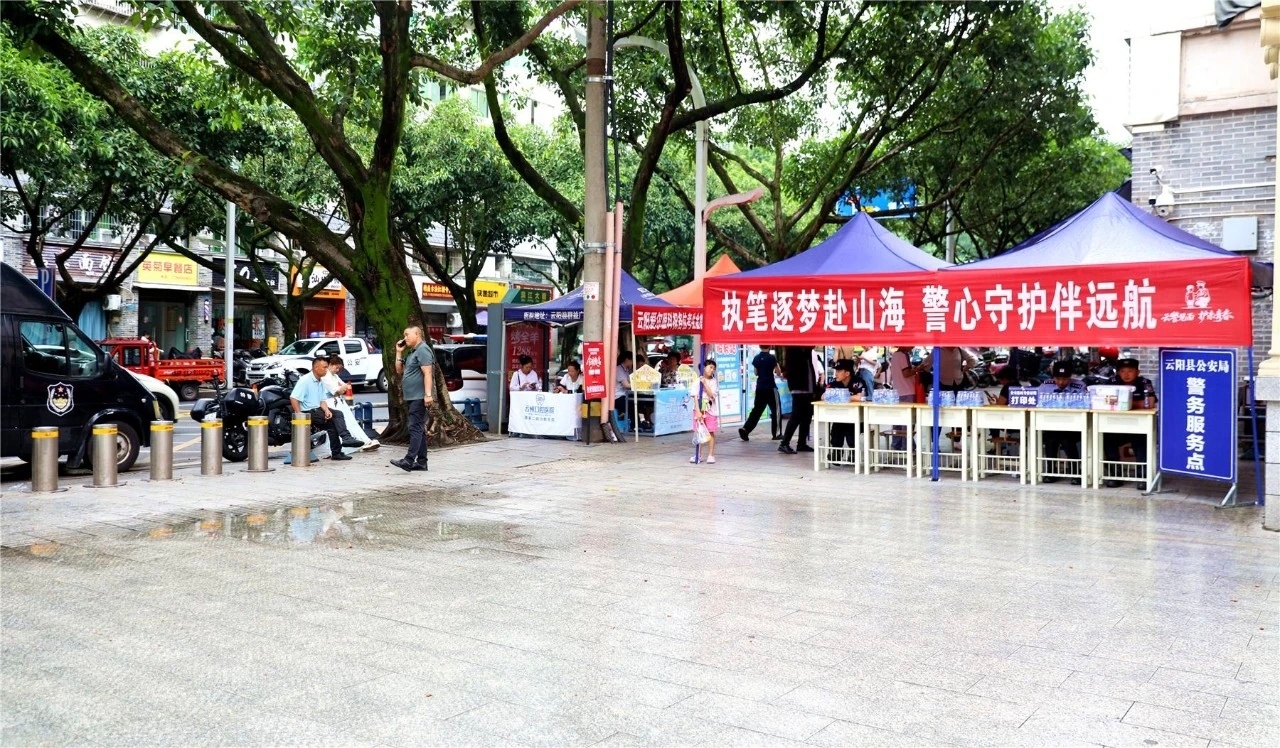 南京00后拉一车西瓜为考生加油这届高考家长主打从从容容送考往年高考季“一人高考、