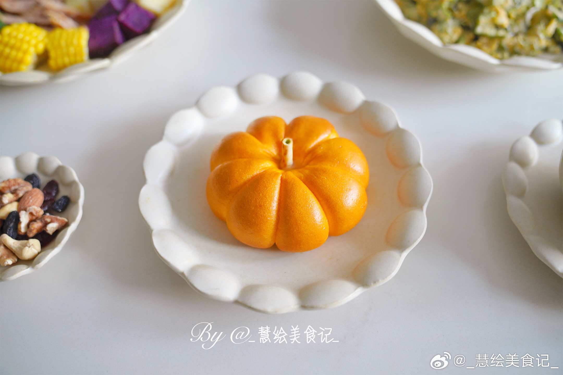 周四早饭[鲜花]南瓜贝果、拿铁咖啡、鸡肉粗粮烤蔬菜、秋葵炒鸡蛋、杂粮粥、坚果~我