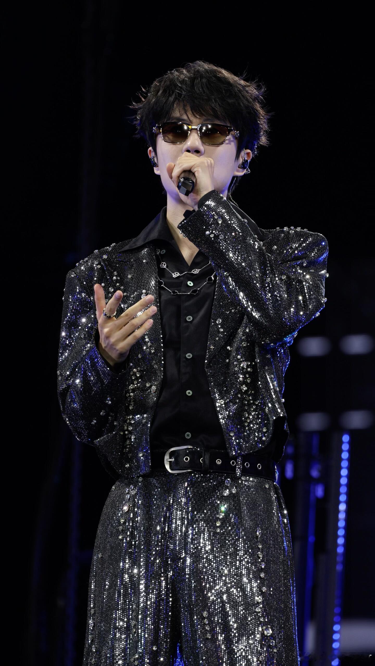 许嵩自己写歌20年了 有人20年换了好几个赛道，他20年就干了一件事——写歌。从