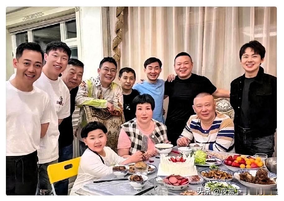 一开始我还不明白，
为什么这么多人都不同情郭德纲，
直到查了一下他的收入，我也彻