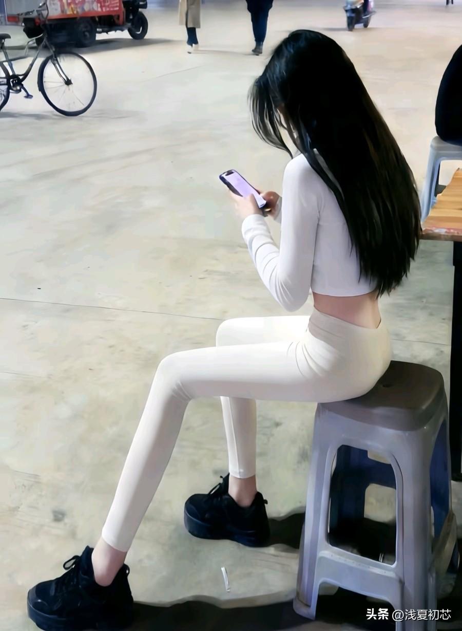 时尚穿搭指南，白色紧身裤搭配黑色运动鞋，简约又帅气！