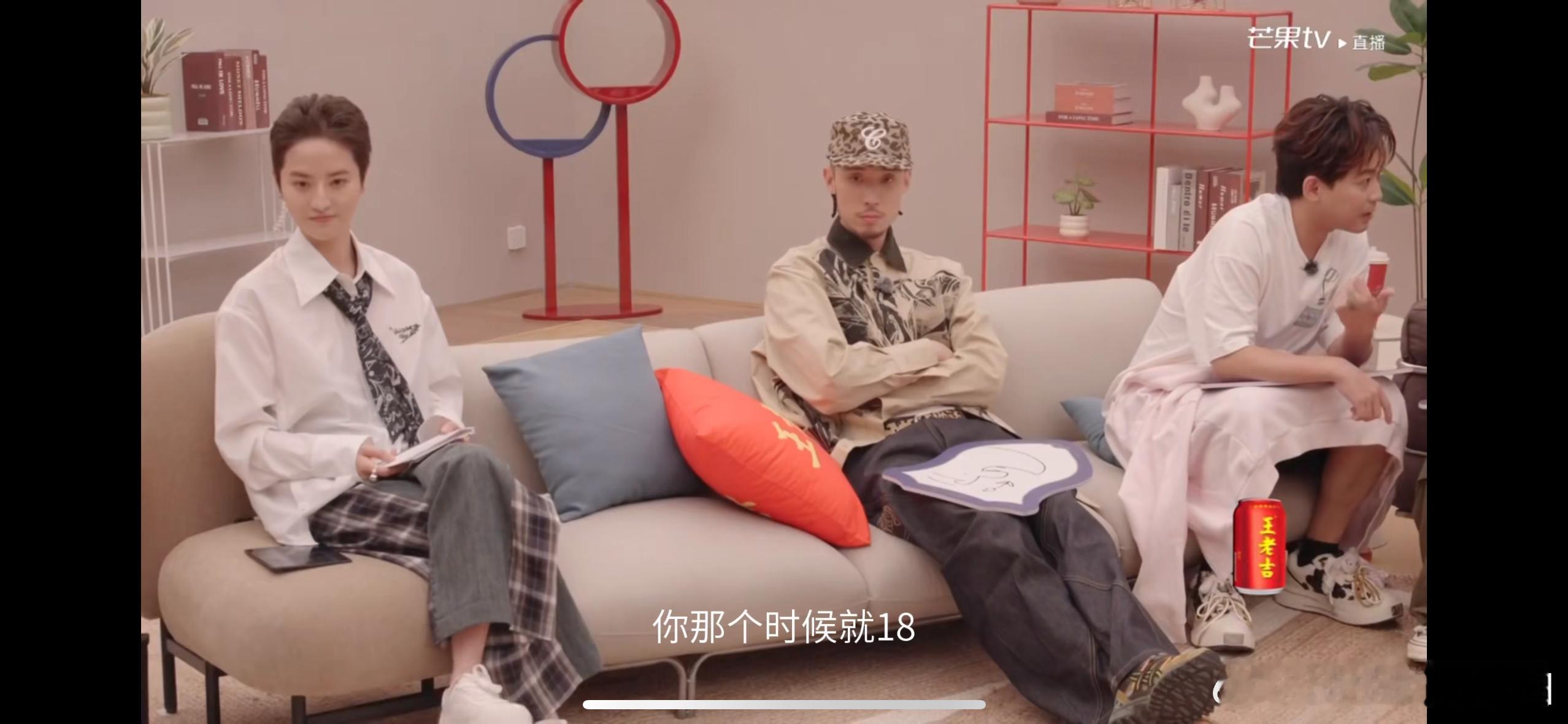 苏醒梦回18岁王栎鑫 苏醒玩起回忆杀！看TOP组合表演的眼神，满是对18岁王栎鑫