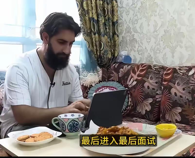 南亚裔因胡子面试失败，对香港机场感到很失望，认为应该尊重别人的信仰自由。

​他