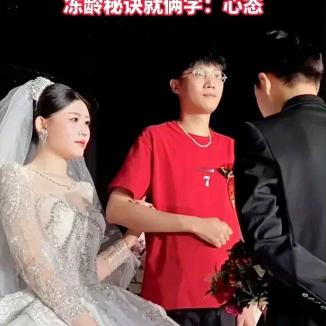 婚礼现场，41岁的爸爸牵着21岁女儿的手走上台，台下宾客的目光先落在了他身上，不