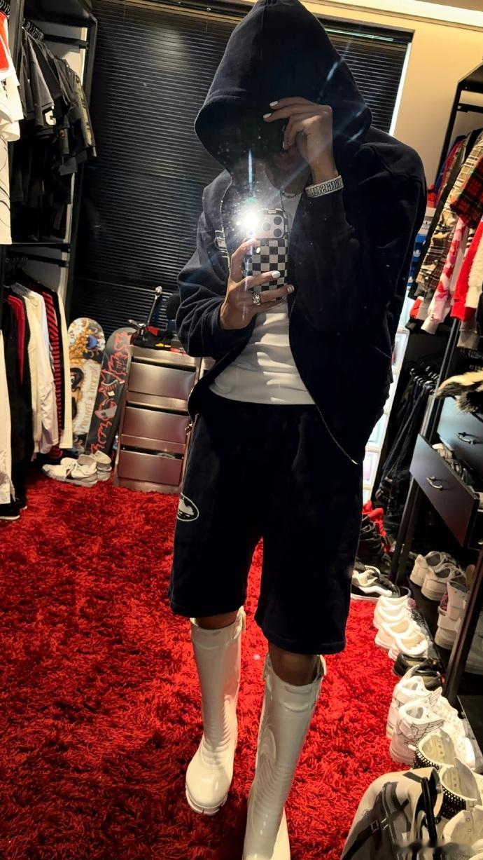 张峻豪张峻豪你的靴子好吸睛西海岸风格被张峻豪演绎得很有味道，整套look亮点落在