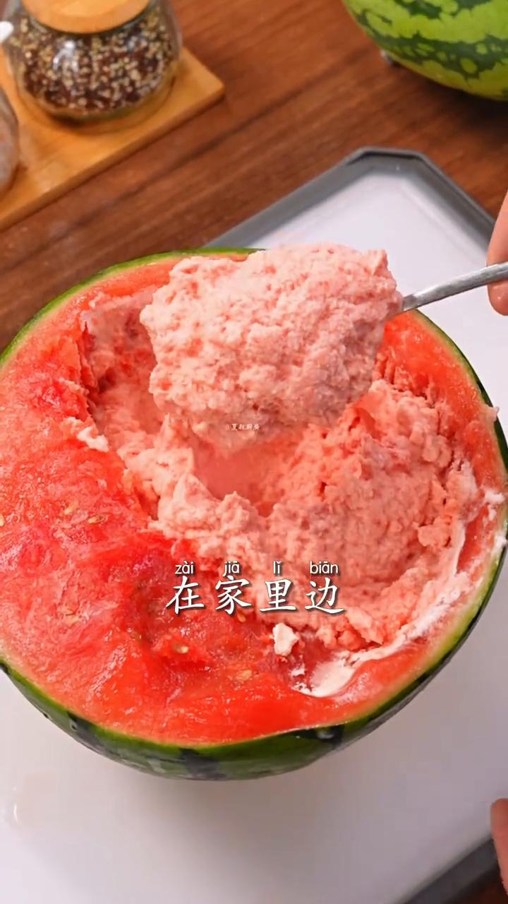 刷到这个视频的朋友，立马把你家的水果去冰冻，这个夏天就有吃不完的冰淇淋了。不用机