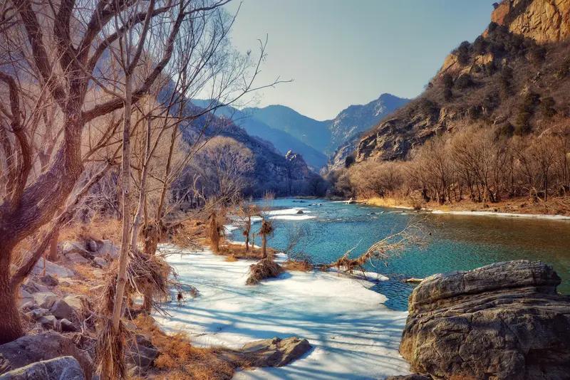 上联：冬去山明水秀，下联：请你来春来鸟语花香