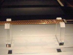 1994年，越王勾践剑被送到新加坡展览，没想到展览结束时突然出现意外，剑身卡在玻