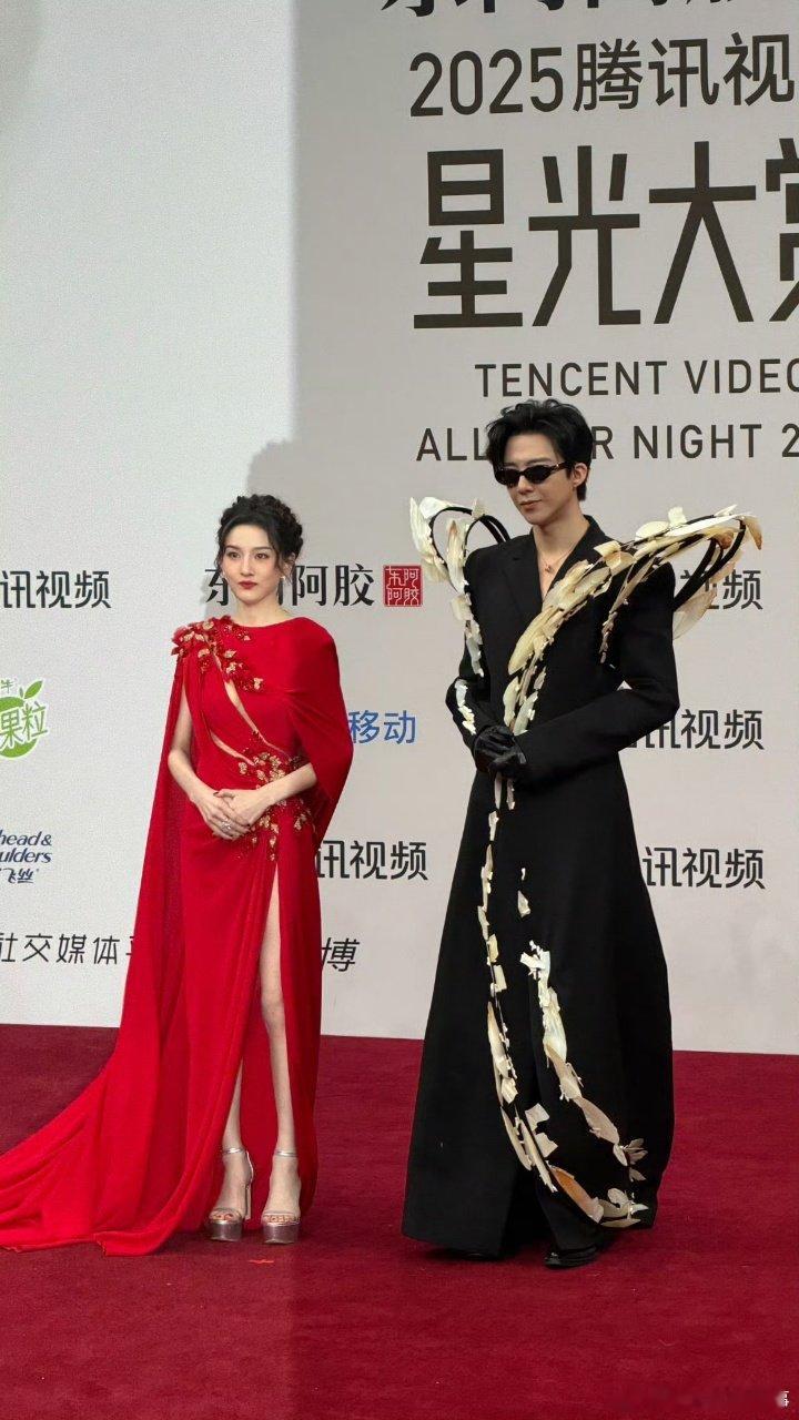 宋祖儿帮刘宇宁整理头发 谁说蛮蛮一劭不熟的！这波整理头发的互动直接打破质疑，两人