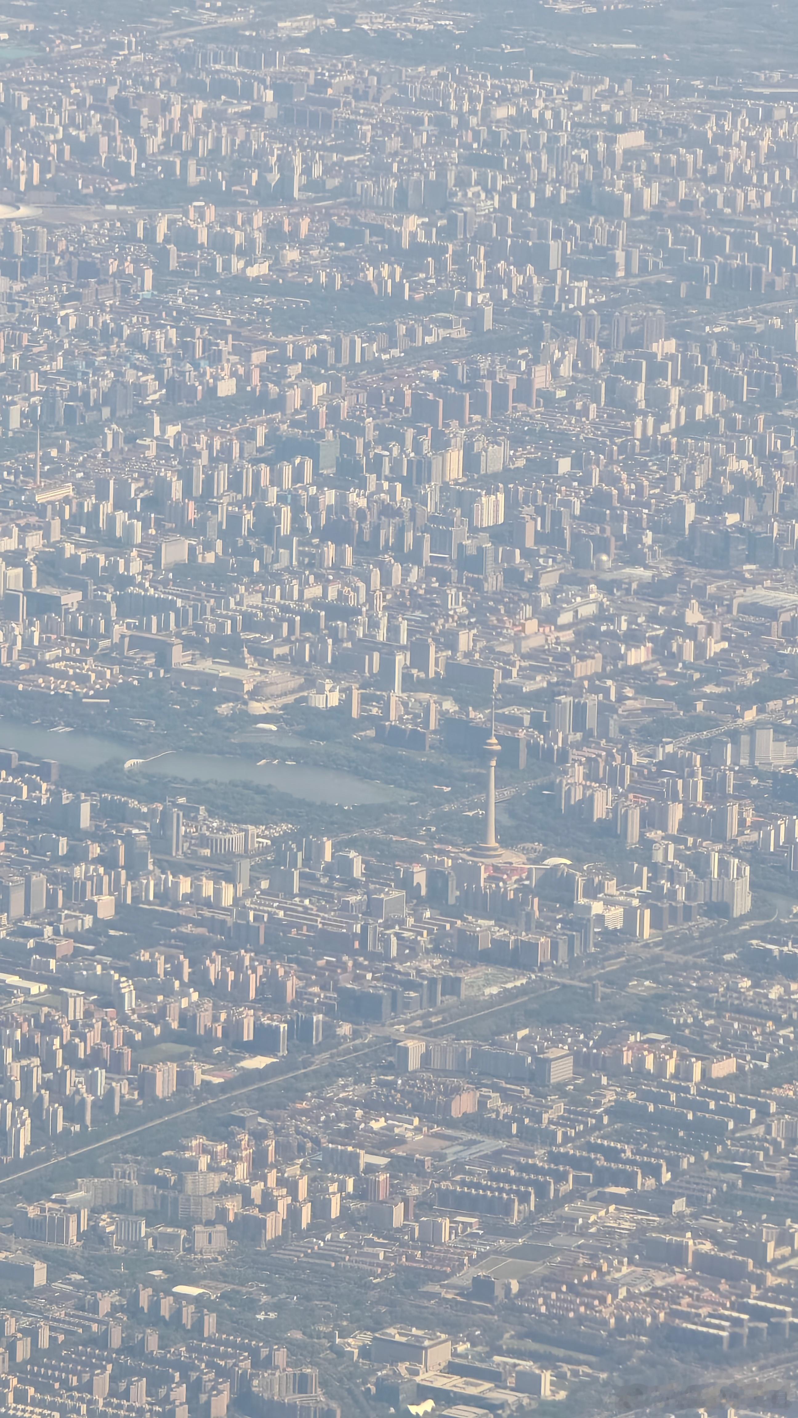 今天航路的天气真好。看，大北京。另外图六可以感受一下大兴机场离市区有多远…… ​