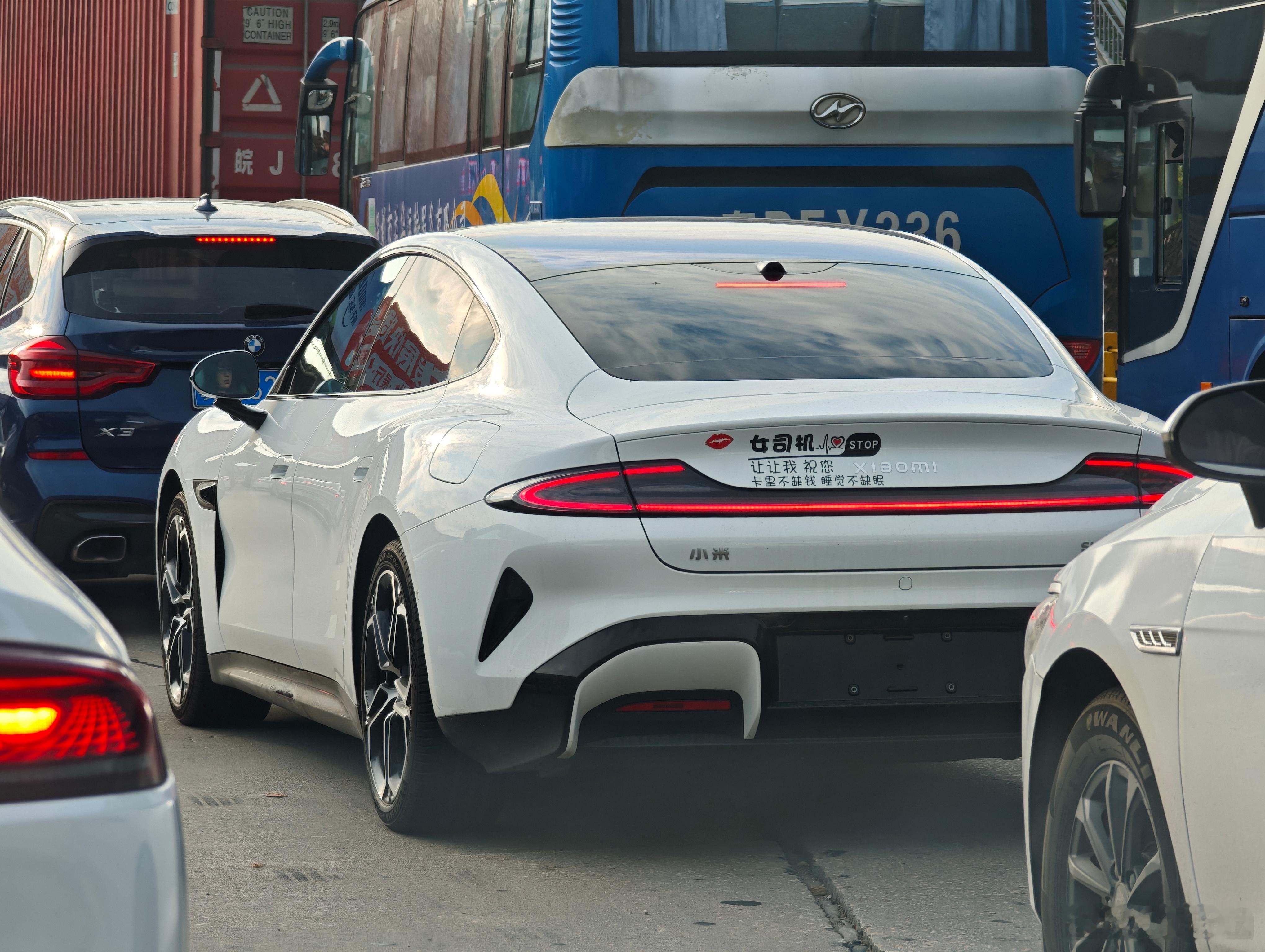 这个小米SU7女车主很有礼貌