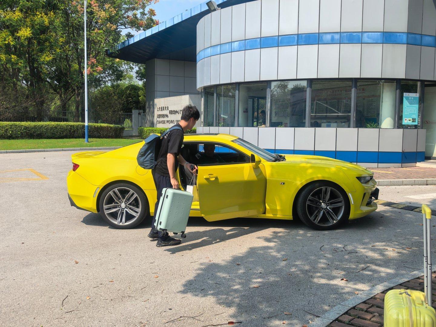 排面了，大黄蜂来接我们进去试车场[鼓掌]  ​​​