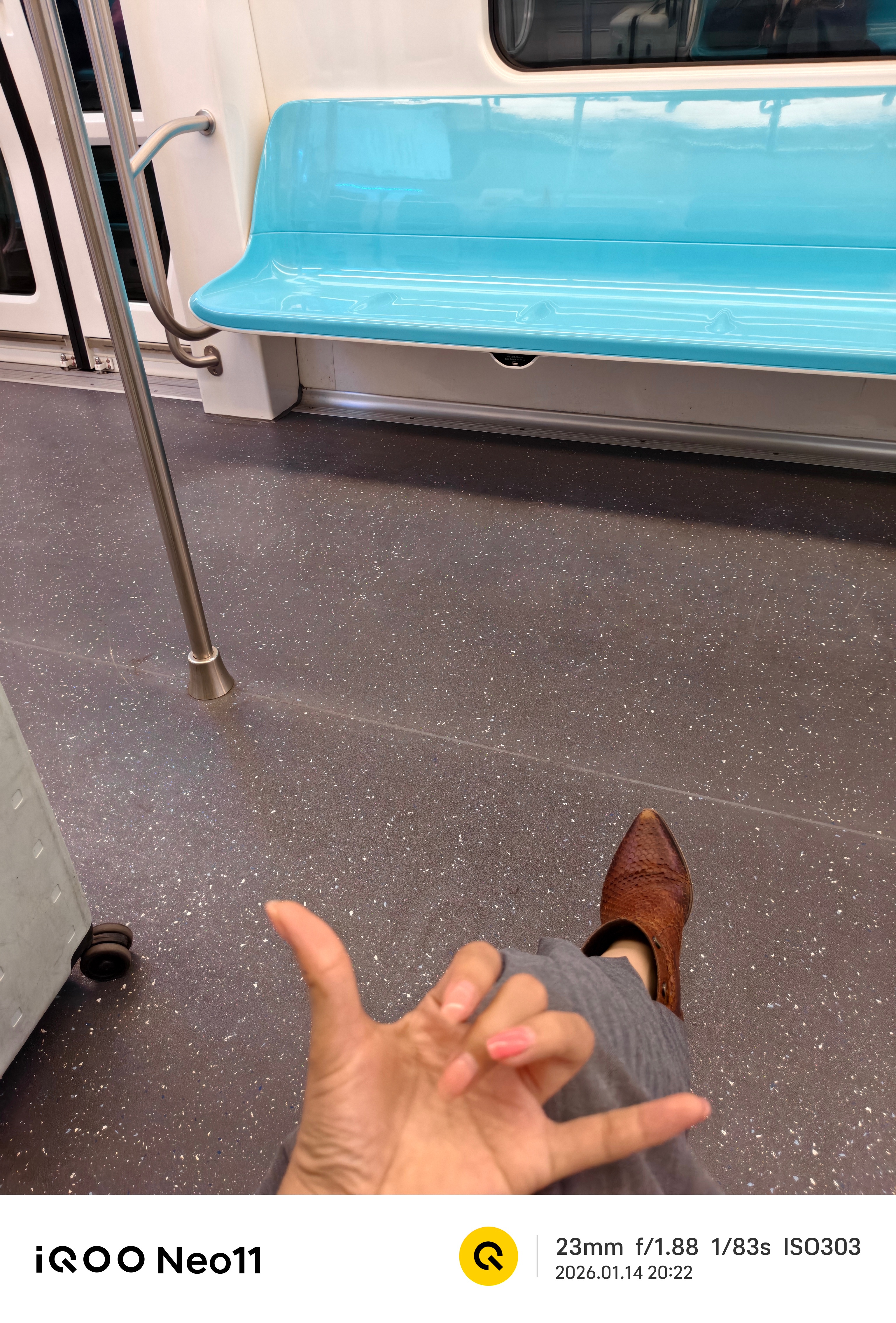 来了来了 这一段时间没有坐杭州地铁，发现地铁还有放行李的地方，这也太温馨了吧？明