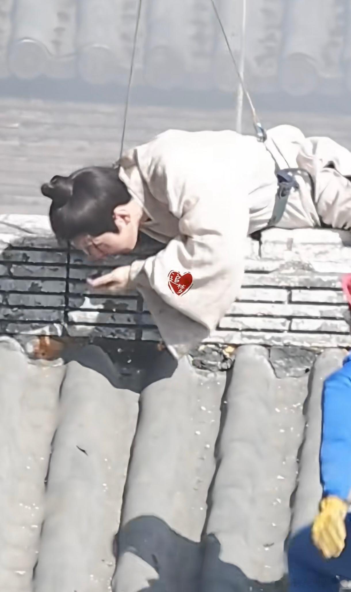 成毅吊威亚磕到嘴了成毅拍《两京十五日》吊威亚磕到嘴了成毅两京十五日吊威亚磕到嘴