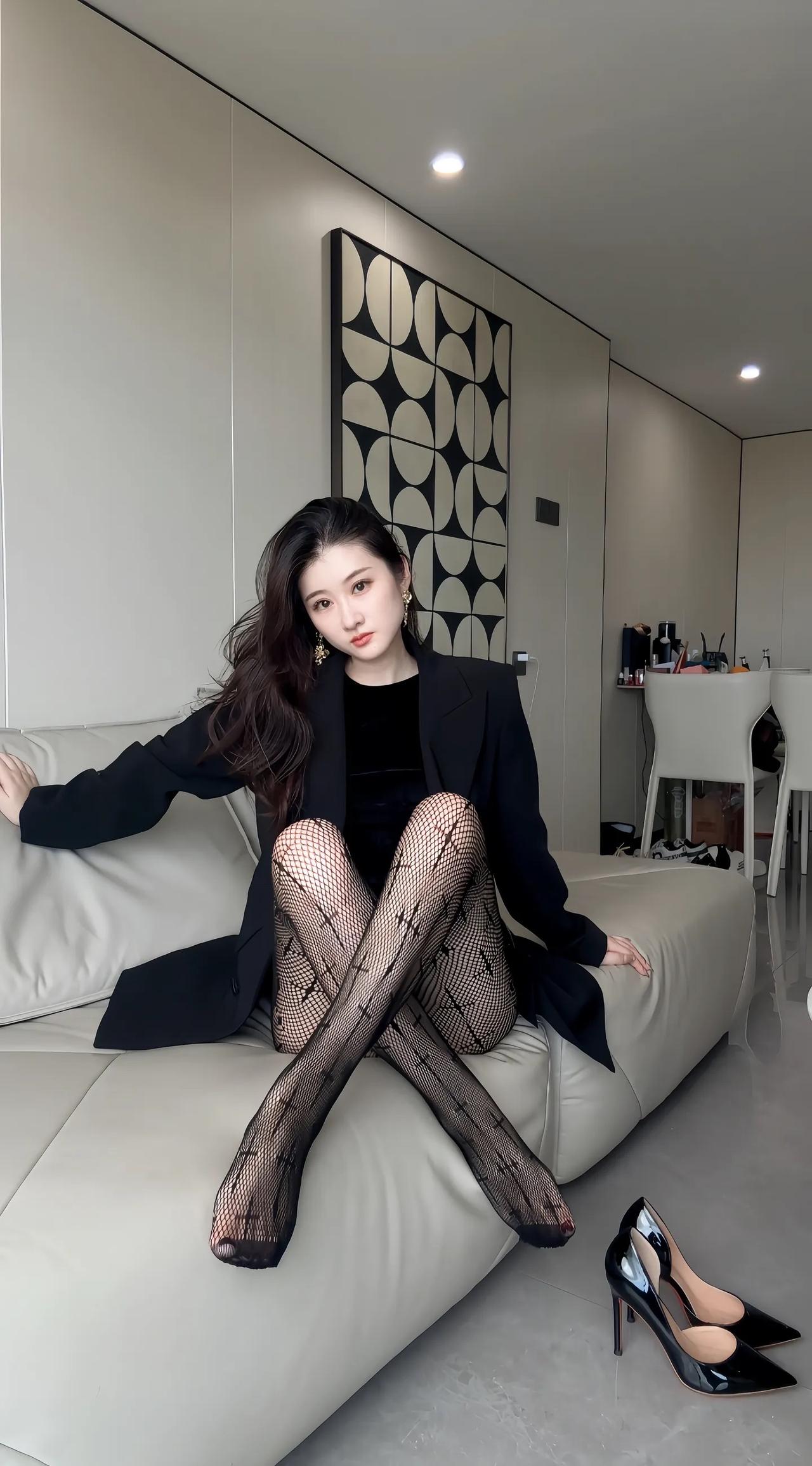 优雅黑西服，性感网袜，红底高跟鞋，都市女郎风范！