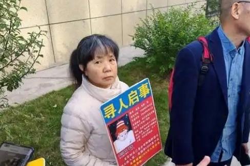 张道旗2岁被拐，在养父母家挨了20年打骂，竟靠鼻尖嗅出一缕垃圾尾气味找回四川亲生