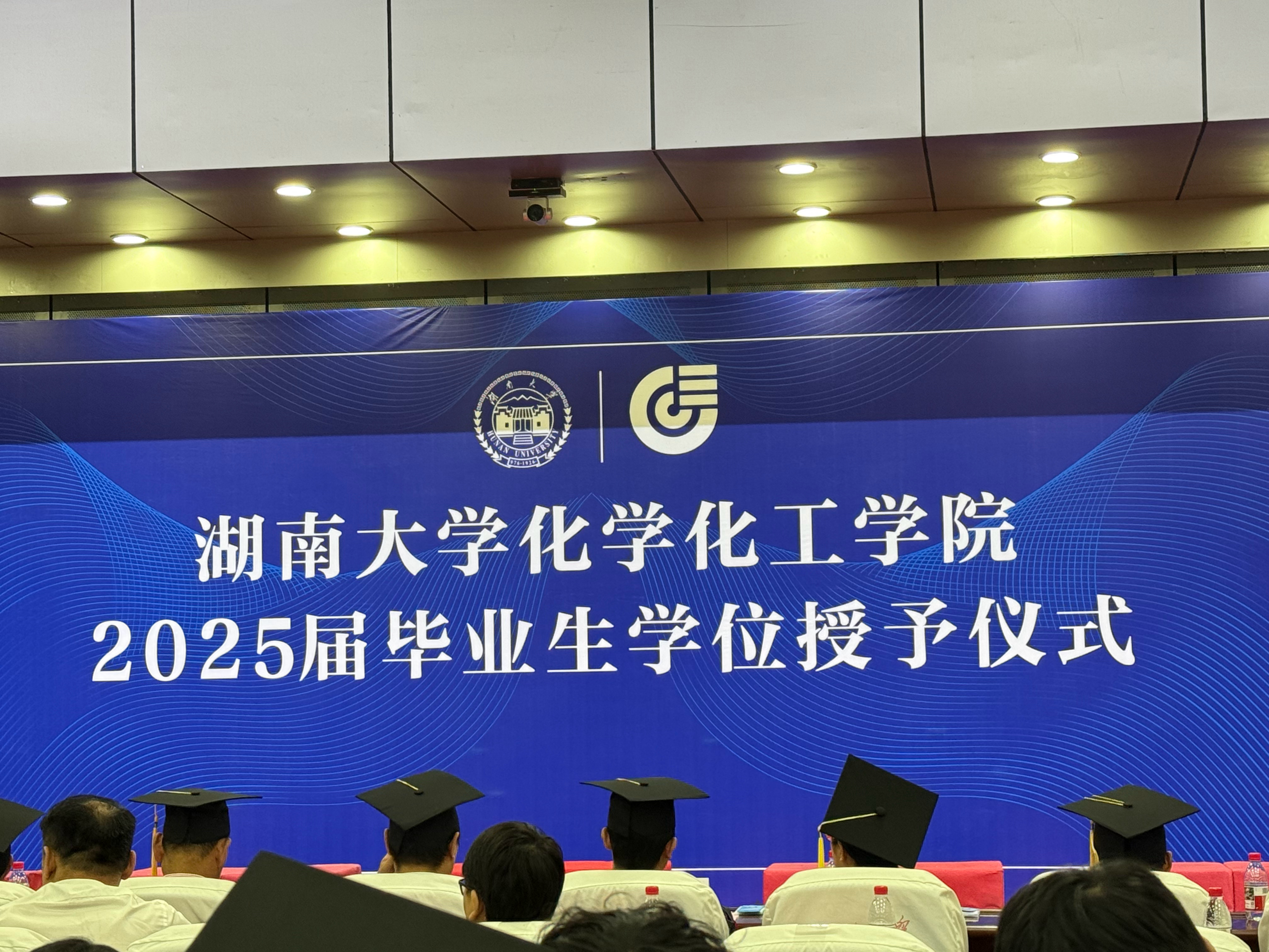 今天有好多照片可以慢慢发啦！姐蓝袍黄领毕业啦🎓！！ ​​​
