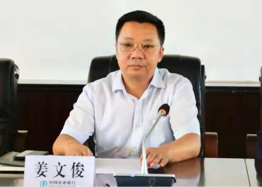 照片中的这个人，叫做姜文俊。他的面部特征有个特点，那便是黑眼圈比较重，眉毛很淡。