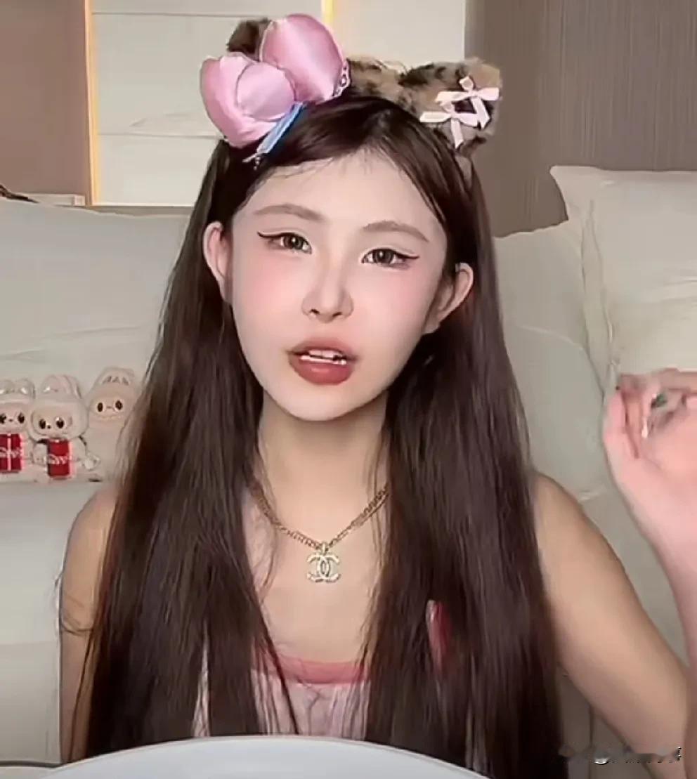 猫妹妹被司机偷走7个名牌包包，现在害怕男人！

             猫妹妹