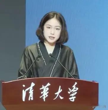 杨振宁走了快一年了，
这还是翁帆第一次真正地“笑”！
76年出生的翁帆，今年已经