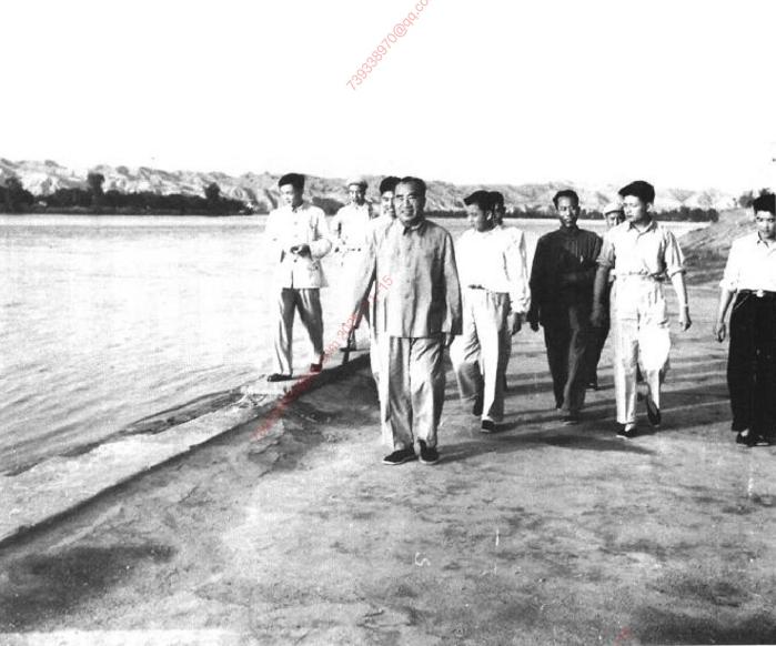1958年7月，朱德在兰州黄河边上视察。