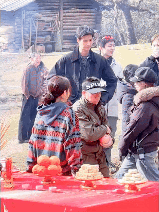 我乐个神落村官宣宁浩首度监制优酷精品剧，黄俊捷邢菲搭档，电影级班底打造质感喜剧，