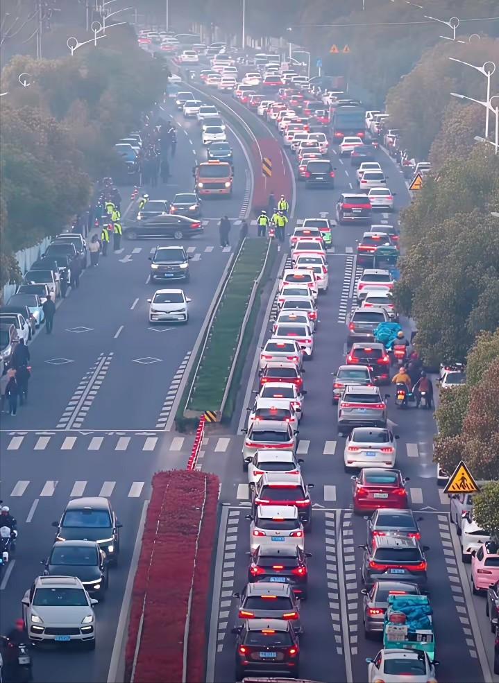 因为送别张雪峰，不堵车的苏州今天排起了车龙。
张雪峰在直播间不止一次夸过苏州，不