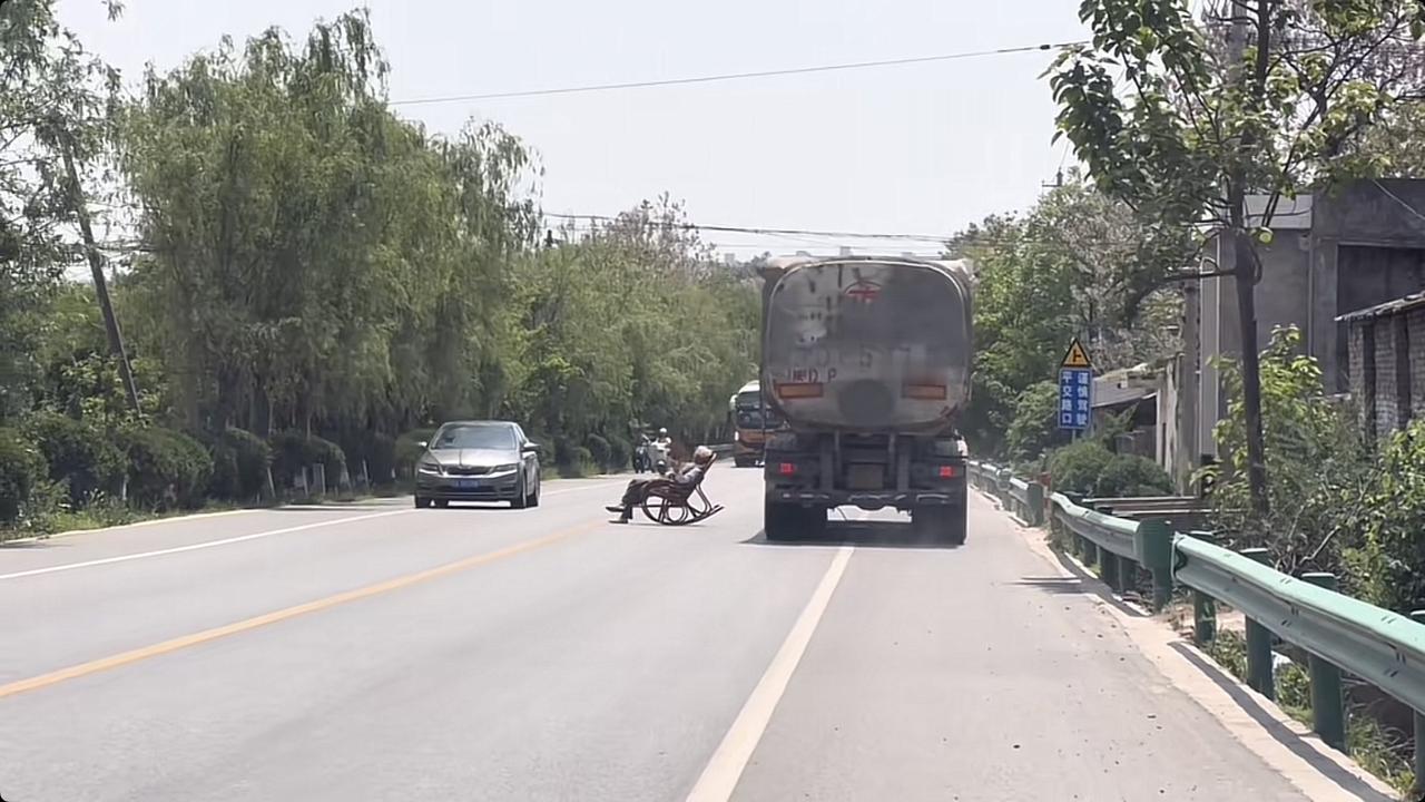 大爷永远是大爷！
4月26日陕西，网友拍摄，一位大爷在公路中间放上一把躺椅，人就