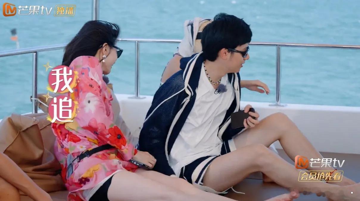 辛芷蕾在泰国录制《花儿与少年·好友记》，连脚底板都晒黑了，她看着江疏影的“冷白皮
