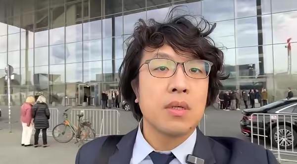 沈伯洋现身德国叫嚣：绝不退缩

​沈伯洋11月12日现身德国联邦议院门口，将以“