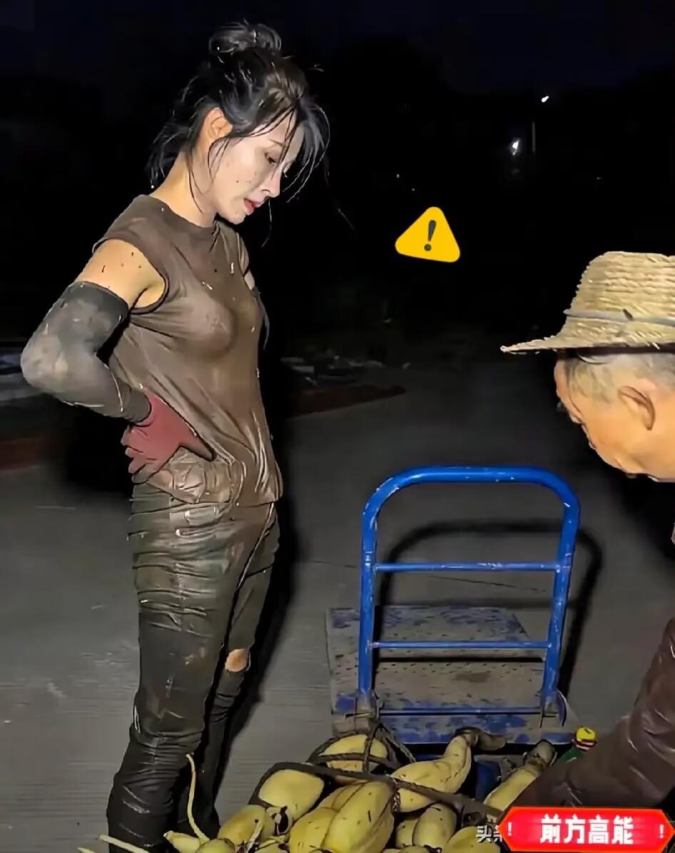 女子种了十几亩莲藕，现在到了收获的季节。丈夫在外打工，女子每天上半夜睡一会觉，下