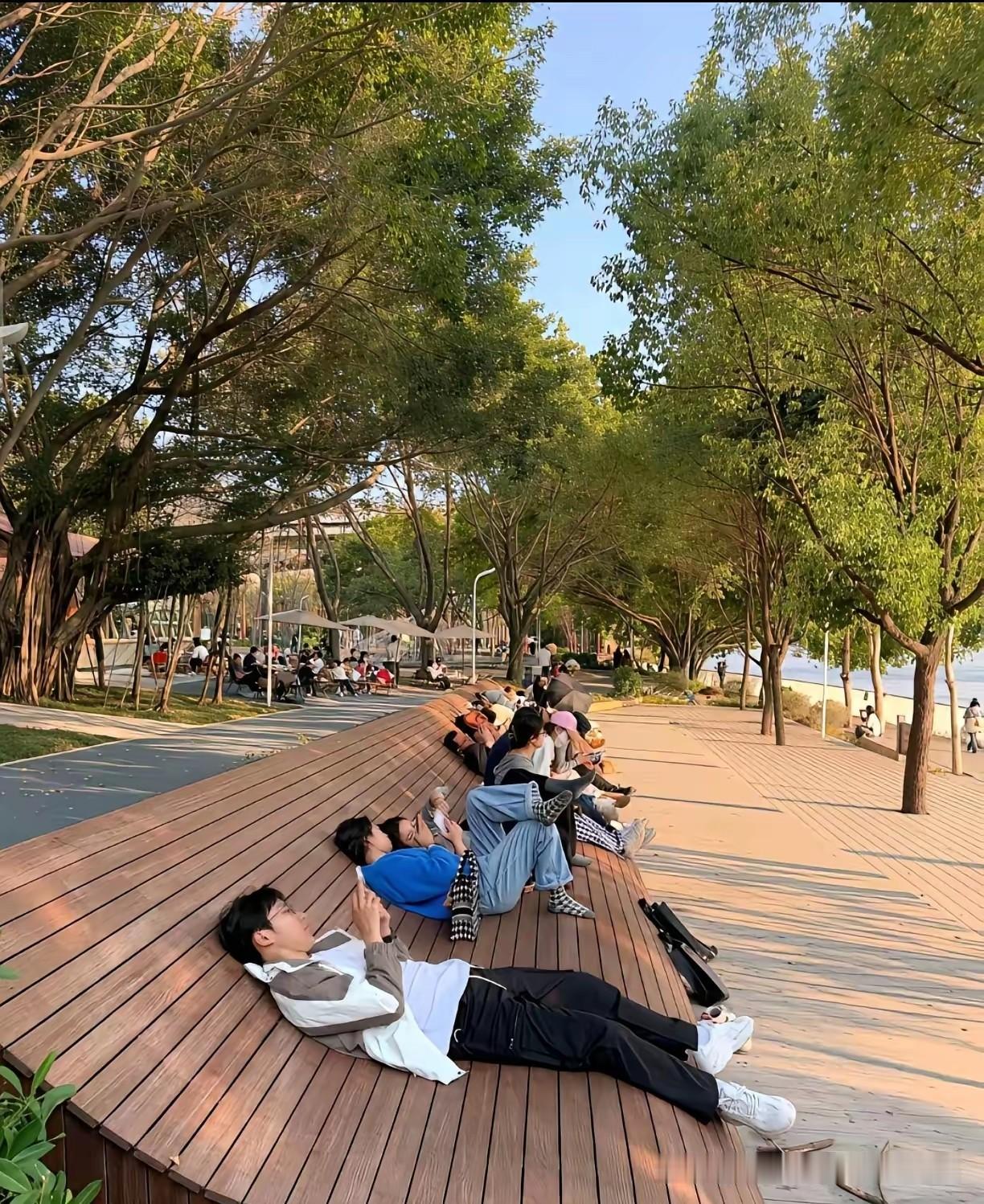 时间长了，这样的躺椅就会脏得很，除非下雨，不然都没人去冲洗一下，所以不用羡慕他们