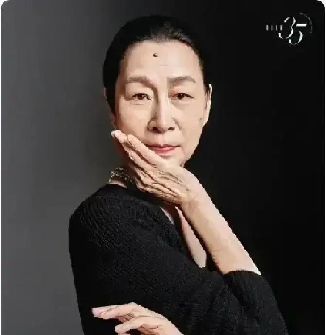 孩子出生证父亲栏空白
 
奚美娟一句“被抛弃”，周野芒被骂三十年。去年出生证曝光