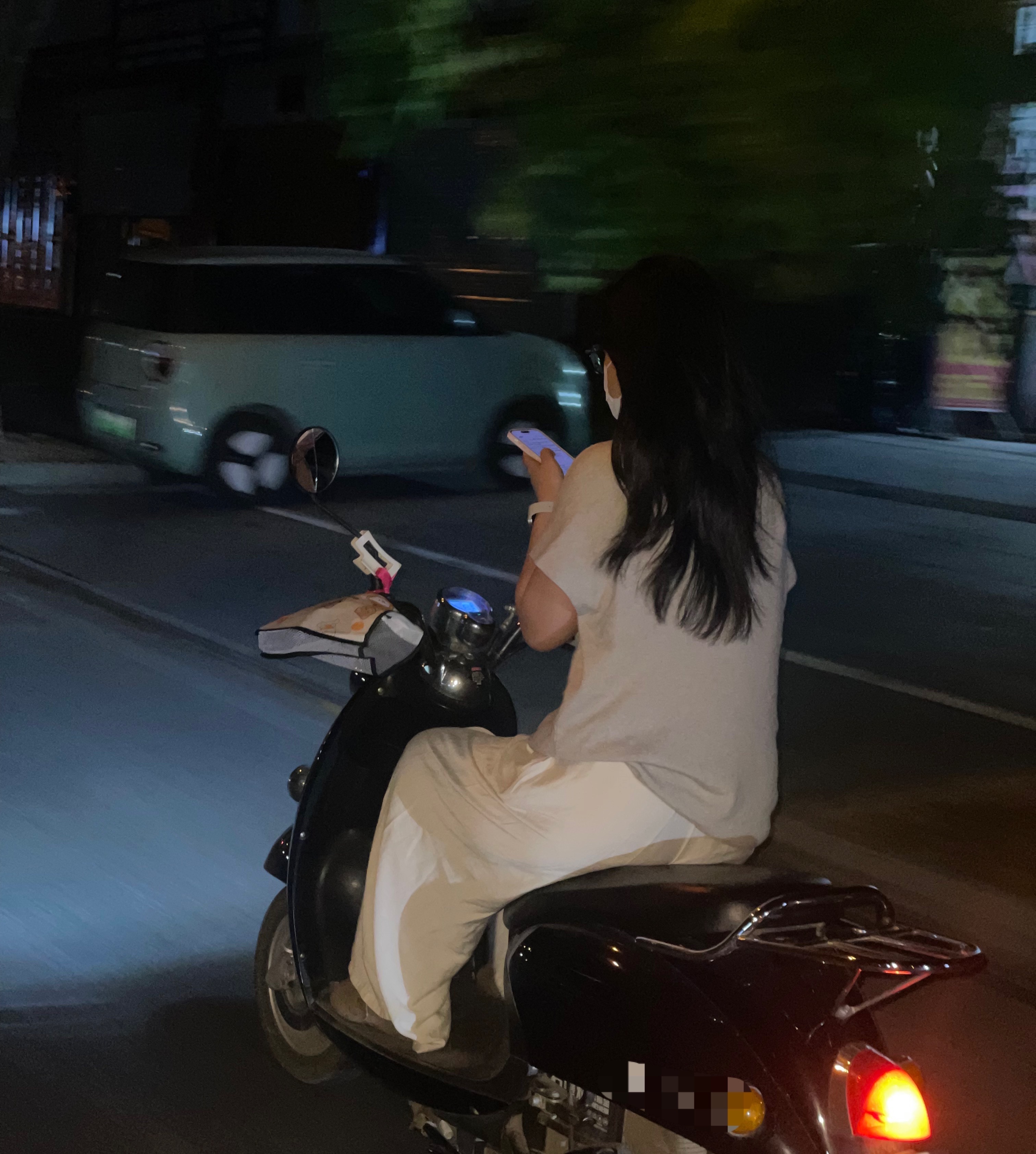 【玉林北流一女子骑电车还一路玩着手机】近日，网友爆料称：玉林市北流城区看见了一名