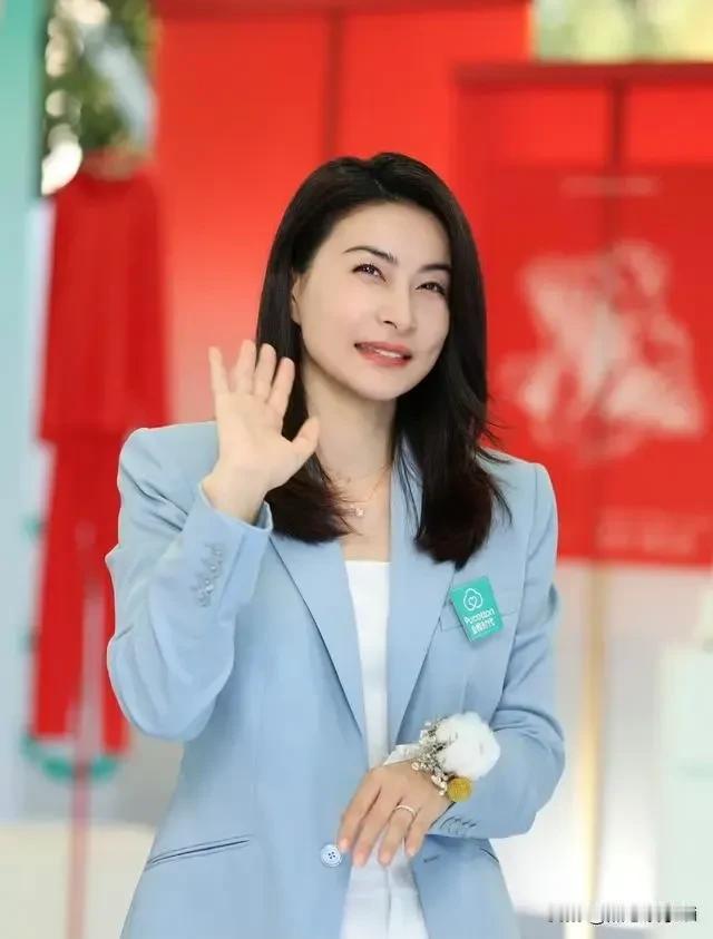 前奥运冠军郭晶晶说，结婚后我组织了家庭，一个人离开了熟悉的家乡，来到了香港生活。