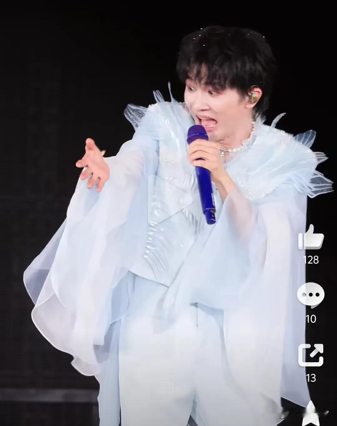 演唱会上的周深突然被一只大飞蛾吓得花容失色。

一个大小伙子，至于吓成这样吗？抖