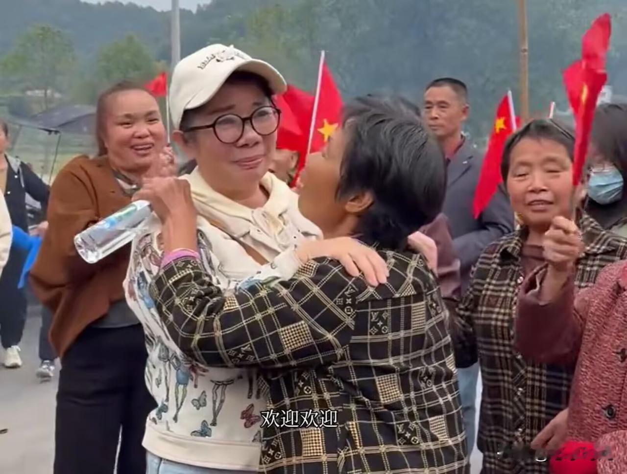 张雪妈妈情商真的好高。
10月24日，张雪妈妈何琼时隔近30年，再次回到老家麻阳