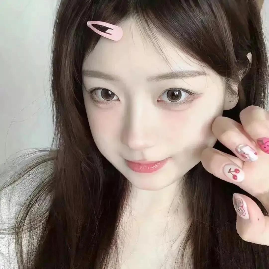 少女心满满，粉色发夹和可爱美甲搭配，元气满满的一天！💖✨粉色的美甲 粉色爱心美